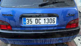 Bandırma'da park halindeki otomobilin motor kısmında yangın çıktı