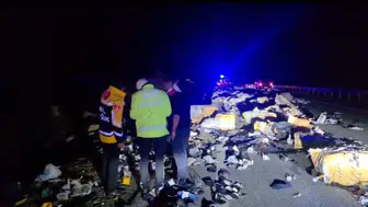 Erzincan'da devrilen tırın sürücüsü kaybolan parasını bulmadan hastaneye gitmedi
