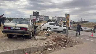 Adıyaman'da iki otomobil kafa kafaya çarpıştı: 5 yaralı