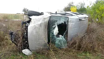 Kastamonu'da kayganlaşan yolda şarampole yuvarlanan hafif ticari araçtaki 3 kişi yaralandı