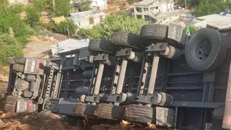 Adıyaman'da kontrolden çıkan tır devrildi, 1 kişi yaralandı