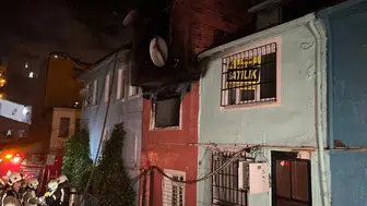 Fatih'te 2 katlı bina yangınında itfaiye müdahalesiyle söndürüldü