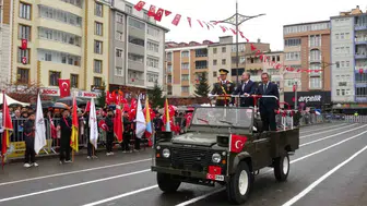 Kars'ta Cumhuriyet'in 103. yılı kutlamalarında 103 öğrenci halay çekti