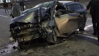 Karlıova'da refüjdeki direğe çarpan otomobildeki 3 kişi yaralandı