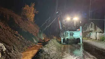 Feke'de sağanak sonrası yola düşen kayalar temizleniyor