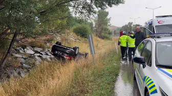Erzurum'da kaygan yolda belediye aracı devrildi, 2 yaralı