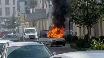 Kahramanmaraş'ta binaların önünde duran otomobil alevlere teslim oldu