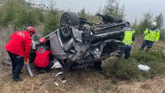 Balıkesir'de otoyolda bariyerleri aşan otomobil şarampole devrildi: 1 yaralı