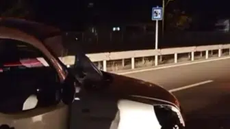 Sakarya'da hafif ticari araç çelik bariyerlere çarptı, sürücü yaralandı