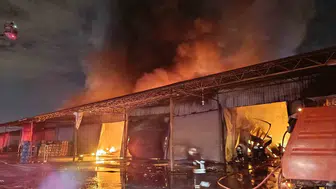 Adana'daki yangında 22 iş yeri küle döndü