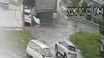 Samsun’da tırın kaza anı güvenlik kamerasında görüntülendi
