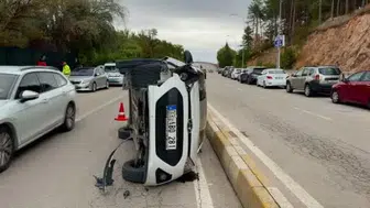 Devrilen otomobilden sürücü yara almadan çıktı