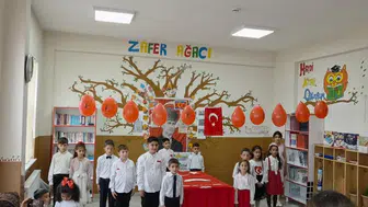 Kars'ta ilkokul öğrencilerinden Cumhuriyet'in 103'üncü yılına özel İstiklal Marşı performansı