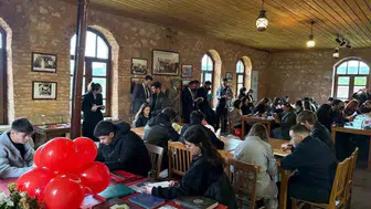 Balıkesir'de üniversite öğrencileri tarihi Akbaş İlkokulunda kitap okudu