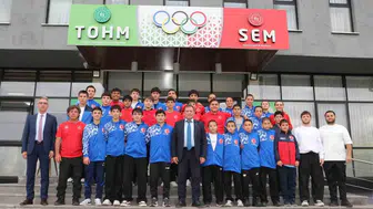 Balkan şampiyonu güreşçiler için pasta kesildi