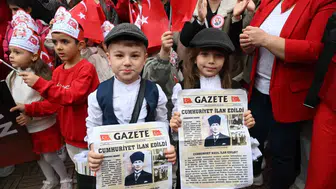 Manisa'da çocuklar cumhuriyeti tarihi gazete manşetleriyle kutladı