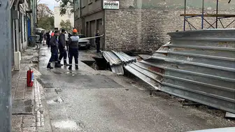 Konya'da inşaat alanının bitişiğinde zemin çöktü, doğalgaz ve su boruları patladı