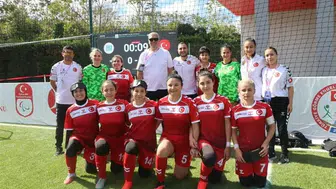 Bakan Bak, Türkiye B1 Kadınlar Görme Engelliler Futbol Takımı'nı tebrik etti