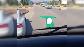 Seyir halindeki cenaze aracından tabut yola düştü