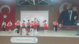 Eleşkirt'te 29 Ekim Cumhuriyet Bayramı kutlamalarına minik öğrencilerin gösterileri renk kattı