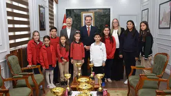 Şampiyon satranççılar başarılarını kaymakam güldoğan ile paylaştı