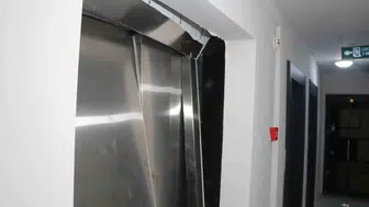 Adana'daki 11 katlı binanın asansör sorunu vatandaşları bezdirdi
