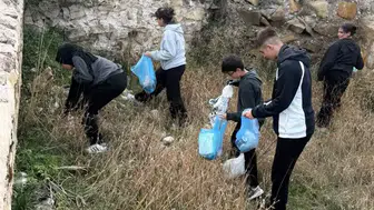 Bayburt Lisesi öğrencileri tarihi kalede çevre temizliği yaptı