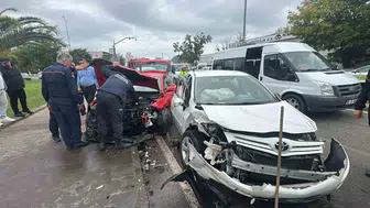 Samsun'da kontrolden çıkan otomobil karşı şeride geçti: 1'i ağır 2 yaralı