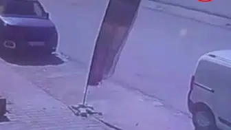 Hatay'da otomobile binerken kamyonet çarptı, kaza anı kamerada