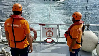 Çanakkale Boğazı'nda sürüklenen teknedeki 2 kişi kurtarıldı
