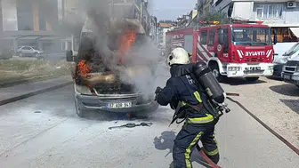 Yanan araç söndürüldükten sonra Türk bayrağına özel ilgi gösterildi