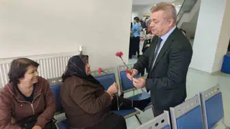 Hafsa Sultan Hastanesi'nde Hasta Hakları Günü karanfillerle kutlandı