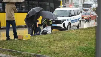 Yaralı motosiklet sürücüsünü yağmurdan trafik polisi korudu