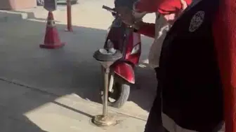 Adıyaman'da çöpteki kediye taş atan kadın yakalandı