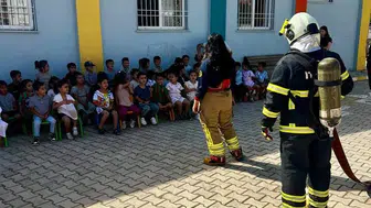Cizre’de itfaiyeciler minik öğrencilere yangın güvenliği eğitimi verdi