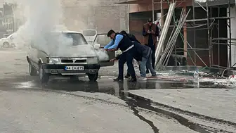 Battalgazi'de pazar yerinde alev alan araca zabıta müdahale etti