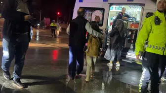 Burdur'da öğrenci servisi ile otomobil çarpıştı: 12 öğrenci yaralandı