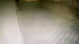 Pendik'te hafriyat kamyonu binaya daldı, sürücü yaralandı