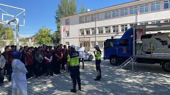 Erzincan’da öğrencilere ve öğretmenlere trafik eğitimi verildi