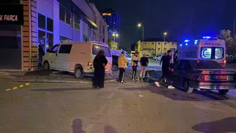 Kayseri'de minibüs ile otomobil çarpıştı: Savrulan araç dükkana daldı