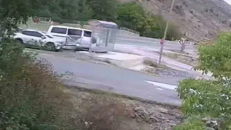 Gümüşhane'de kaza anı: Kadın aracın arasında kaldı, kıl payı kurtuldu