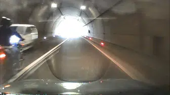 Motosiklet sürücüsü iki otomobilin arasında kıl payı kurtuldu