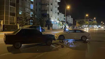 Karaman'da iki otomobil çarpıştı, hafif ticari araç kazaya karıştı: 2 yaralı