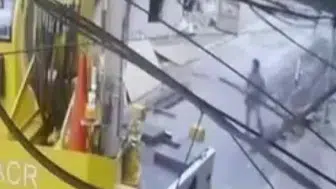 Esenyurt'ta vinç halatı koptu, işçi son anda kurtuldu
