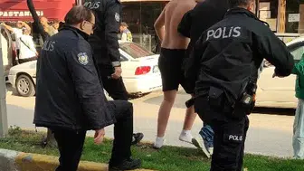Kuşadası'nda elinde bıçaklarla koşan şahıs mağazada yakalandı