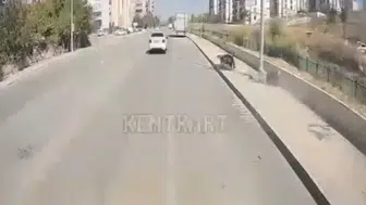 Edirne'de motosiklet direğe çarptı, kaza anı kamerada