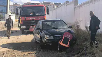 Van'ın Edremit ilçesinde park halindeki otomobilde yangın çıktı