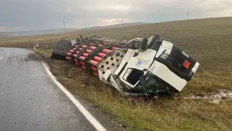 Tekman'da kayganlaşan yolda devrilen tırın sürücüsünü belediye personeli kurtardı