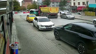 Konya'da hafriyat kamyonu ile minibüs çarpıştı: 10 yaralı