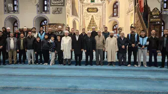 Kütahya'da tarihi Ulu Cami'de buluşan cemaat gençlerin hatimleri için dua etti